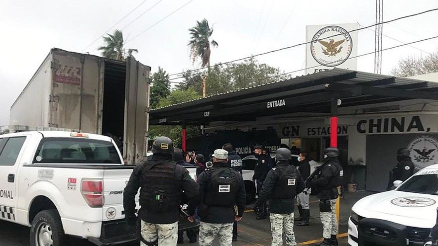 Autoridades mexicanas interceptan a 108 migrantes hacinados en un camión