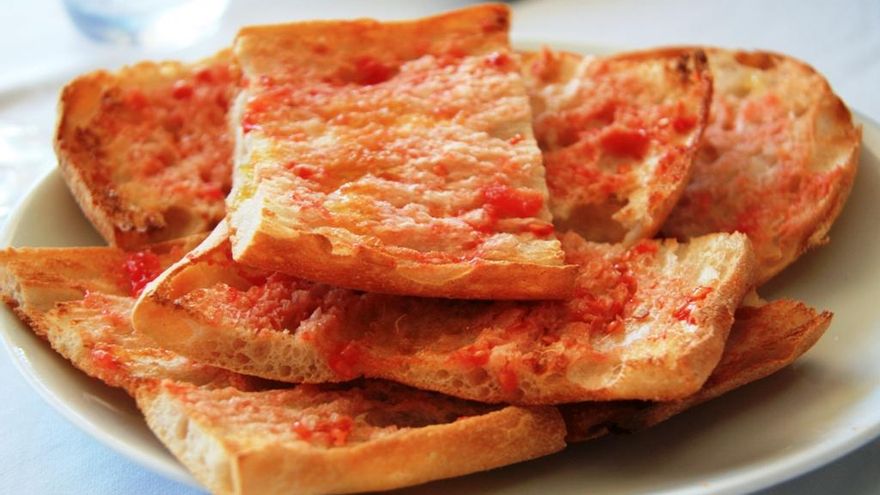 ¿Qué ponemos primero sobre el pan de la tostada, el aceite o el tomate? El gran debate del desayuno