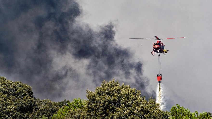 Incendio en Navaluenga, Ávila: medios terrestres y aéreos intentan que las llamas no lleguen a cuatro pueblos abulenses