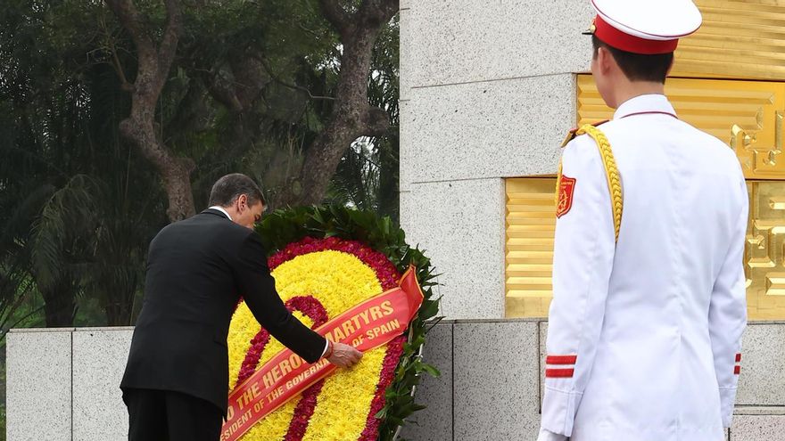 Pedro Sánchez realiza una ofrenda durante su visita el Monumento de los Héroes y Mártires, en Hanói.