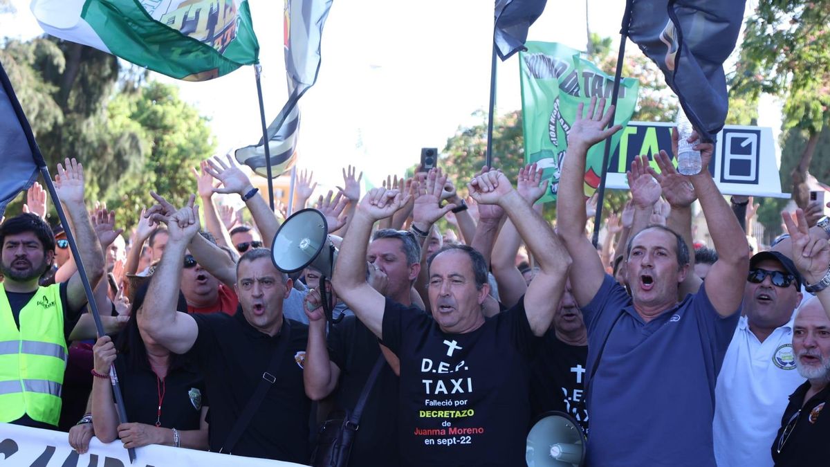 Taxistas protestan ante el Parlamento andaluz.