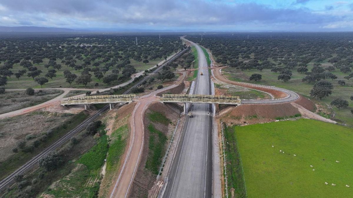 Tramo de alta velocidad Plasencia-Talayuela en construcción y que será electrificado con obras programadas entre este año y 2027; en el centro de la imagen la nueva plataforma para el AVE y a la izquierda la vía convencional que se usa en la actualidad