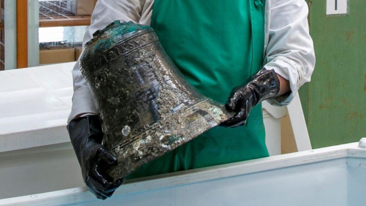 En el barco se hallaron objetos de navegación esenciales como un astrolabio, compases y una campana de bronce con una inscripción religiosa datada en 1671