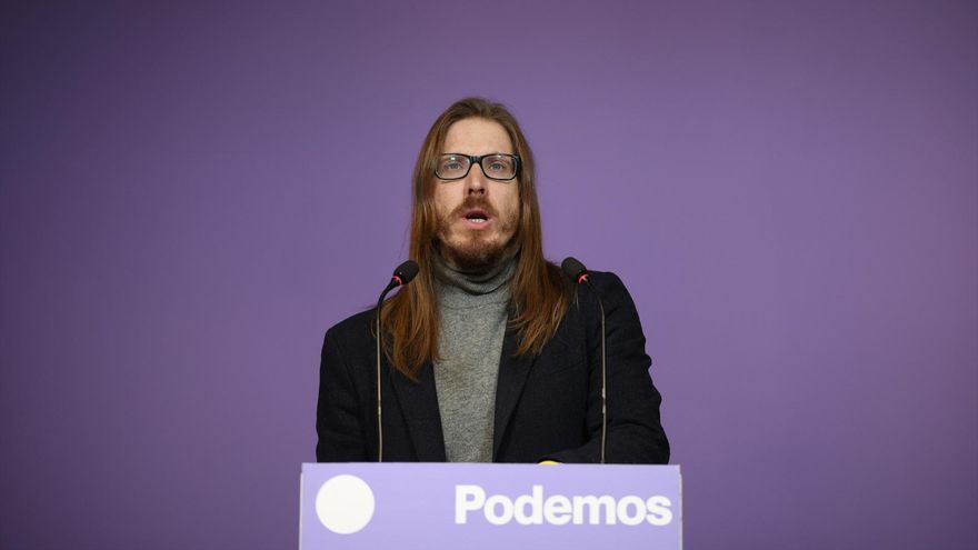 El secretario de organización y portavoz de Podemos, Pablo Fernández, ofrece una rueda de prensa en la sede de Podemos, a 9 de febrero de 2026, en Madrid (España).
