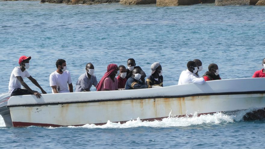 Cerca 300 migrantes llegan a Lampedusa y otros 237 esperan en el Ocean Viking