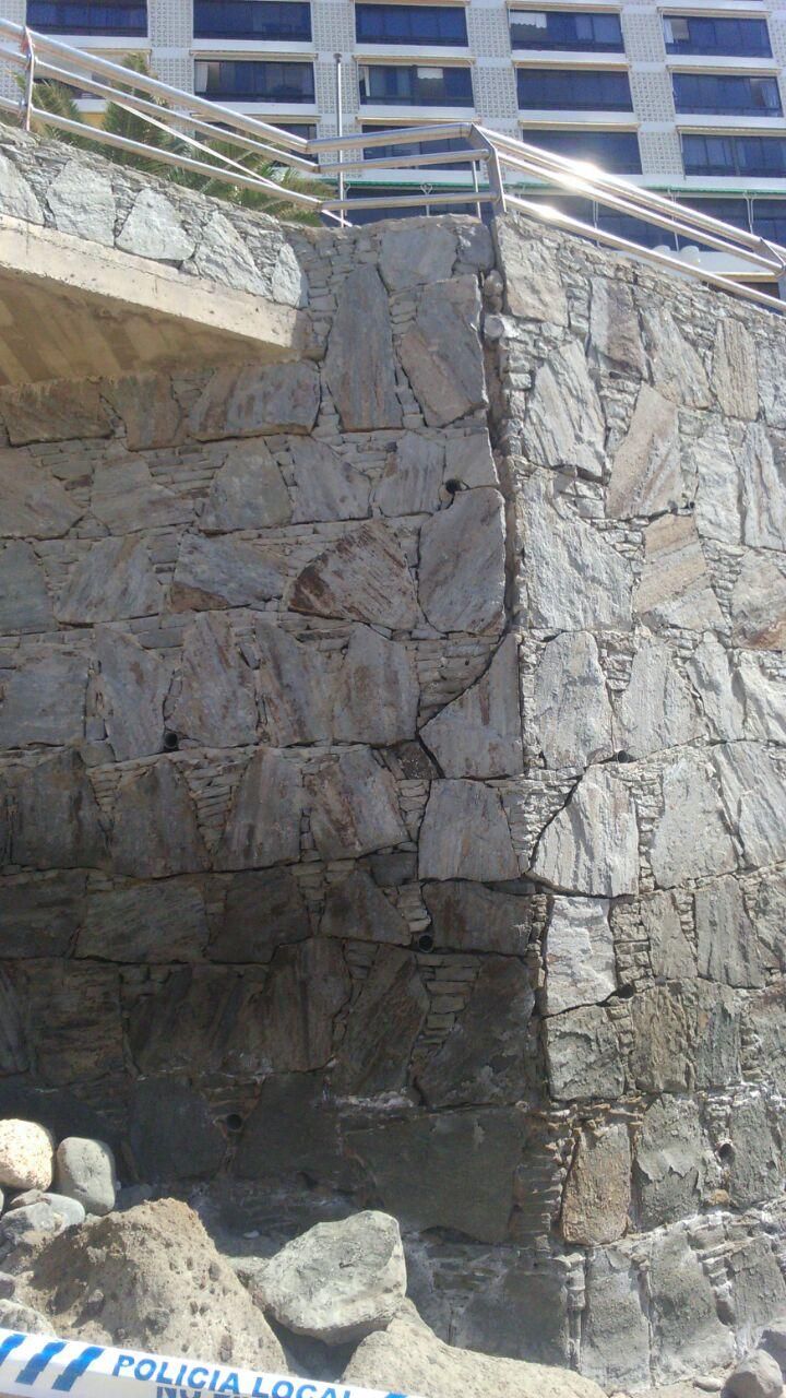 Muro de la Playa de Patalavaca en riesgo de derrumbe.