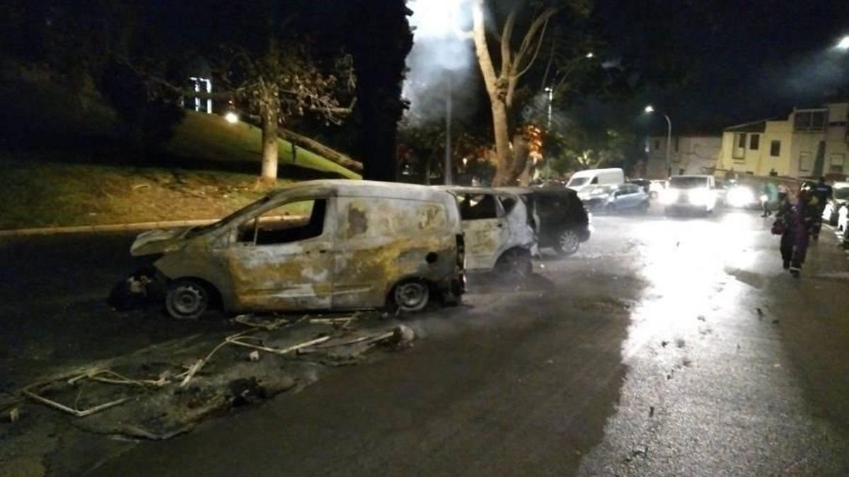Arden seis coches, 14 contenedores y varias palmeras en Santa Cruz de Tenerife: la Policía busca al autor