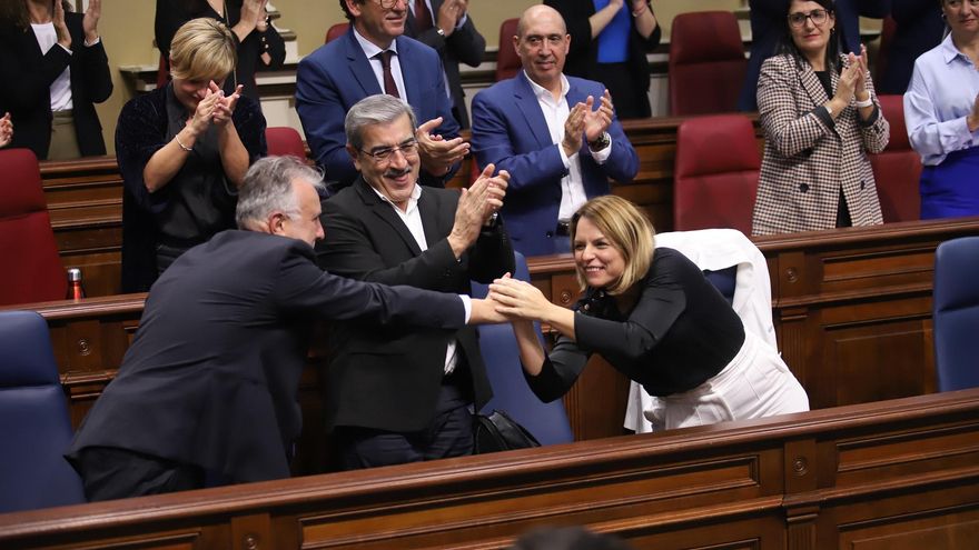 El presidente de Canarias, el vicepresidente y la consejera de Derechos Sociales el día en que se aprobó la Ley de Renta de Ciudadanía.