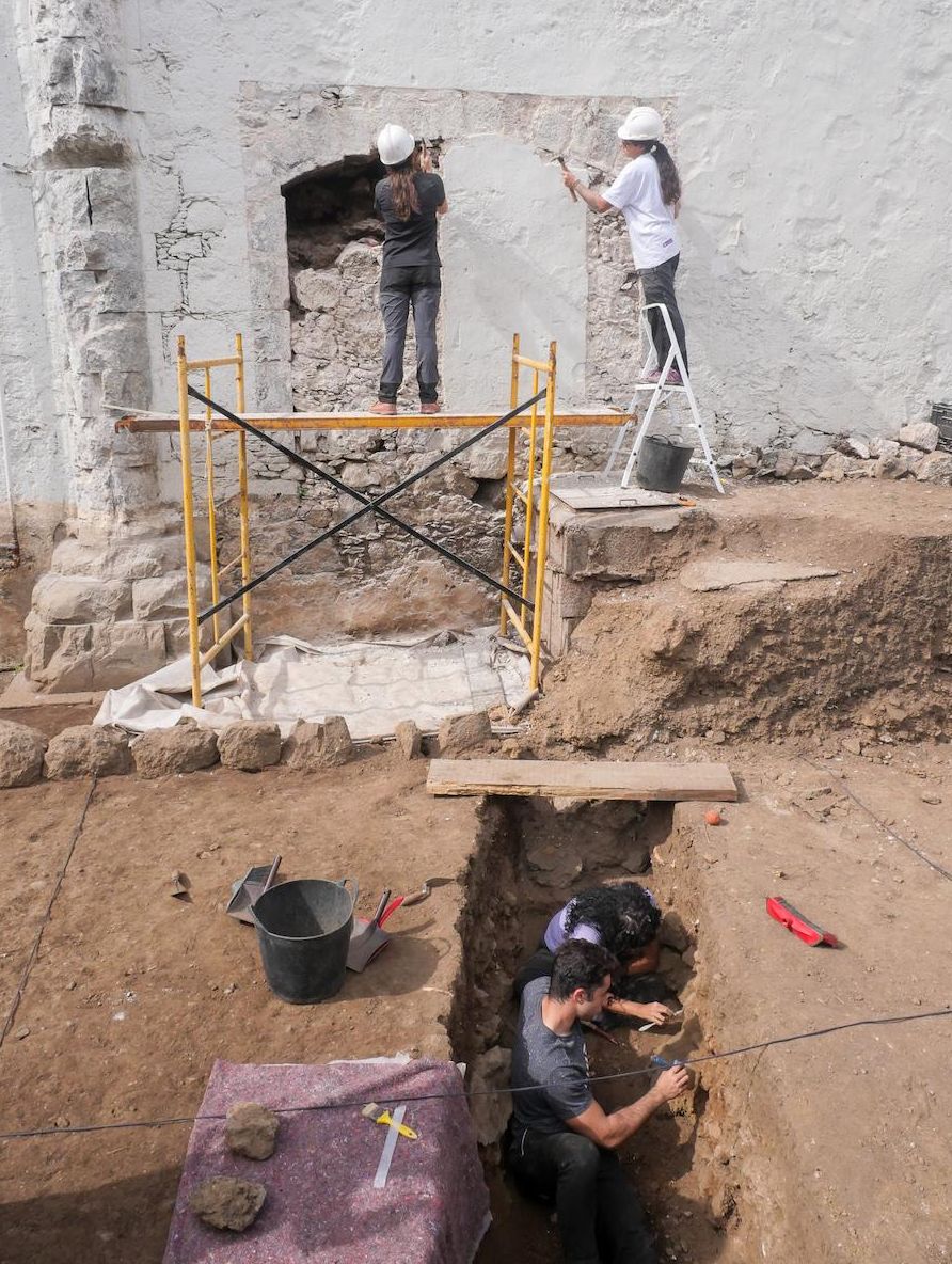 Trabajos en la segunda campaña de intervención arqueológica en la Iglesia de San Francisco en la Orotava, Tenerife