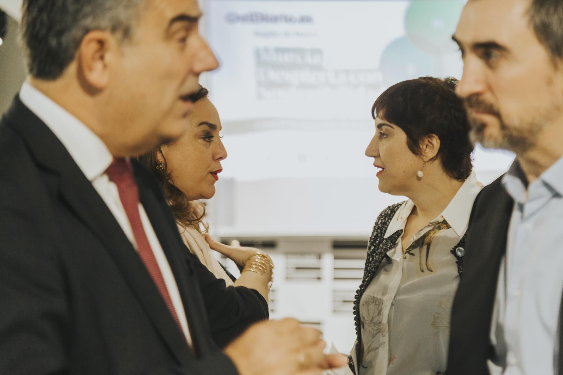 Al frente, el consejero de Medio Ambiente, Universidades, Investigación y Mar Menor, Juan María Vázquez Rojas, charlando con el director de elDiario.es, Ignacio Escolar. Al fondo, María Cruz Ferreira. secretaria autonómica de Energía, Sostenibilidad y Acción Climática y la directora de elDiario.es Región de Murcia, Elisa Reche