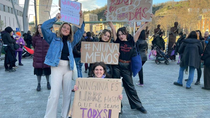 Carteles de "ni una menos" y "ninguna es libre hasta que lo seamos todas" en el centro de Bilbao por el 8M