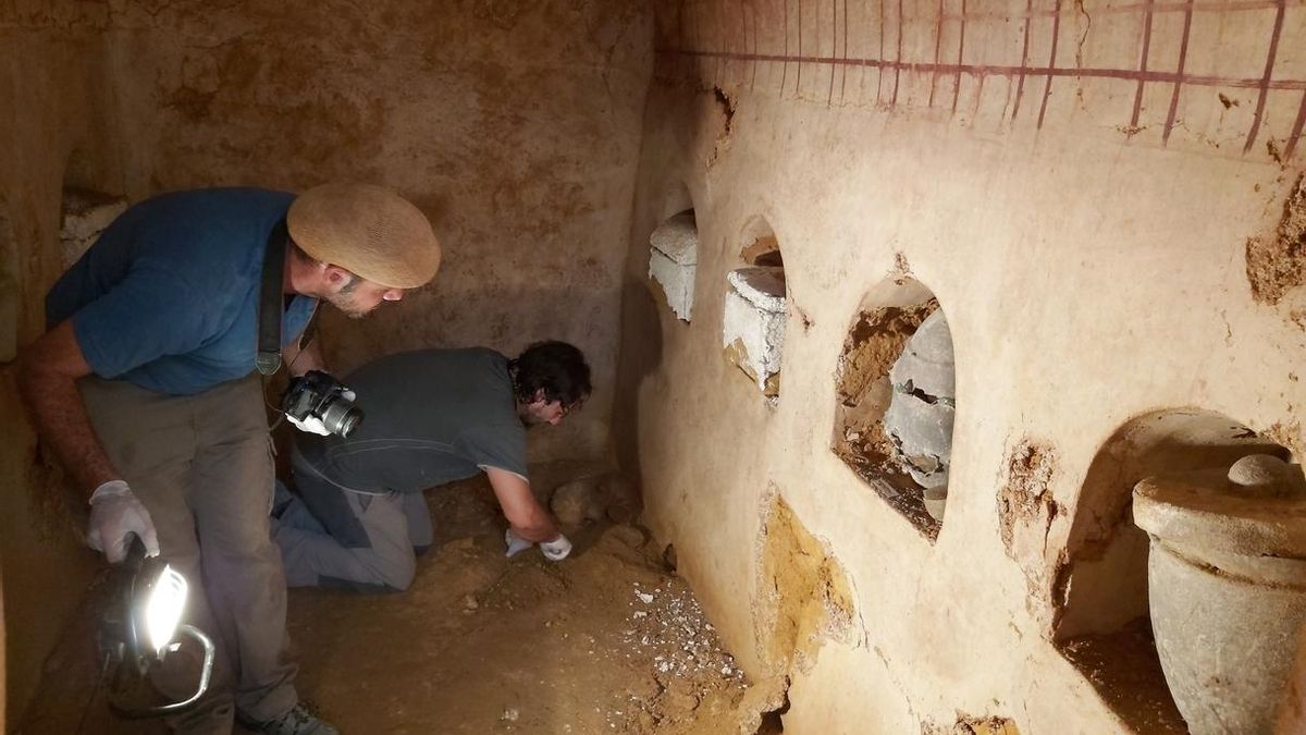 Descubren en Carmona un mausoleo subterráneo de época romana que conserva "intactos" sus nichos y ajuares