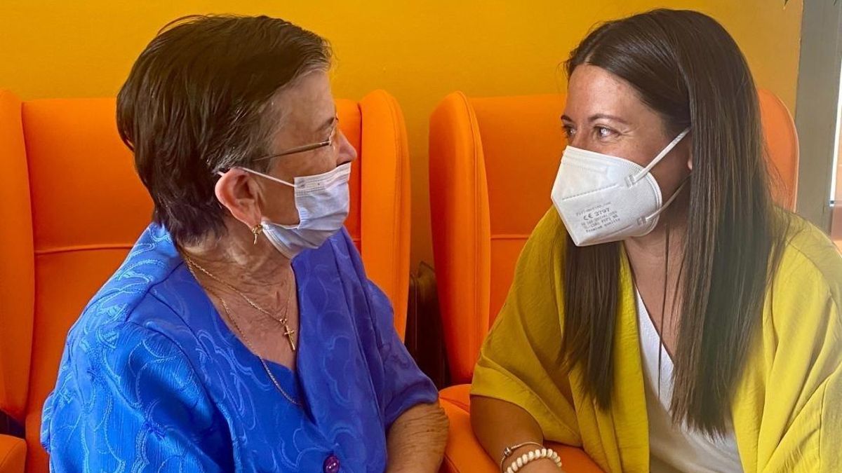 La consejera de Bienestar Social conversa con una persona mayor.