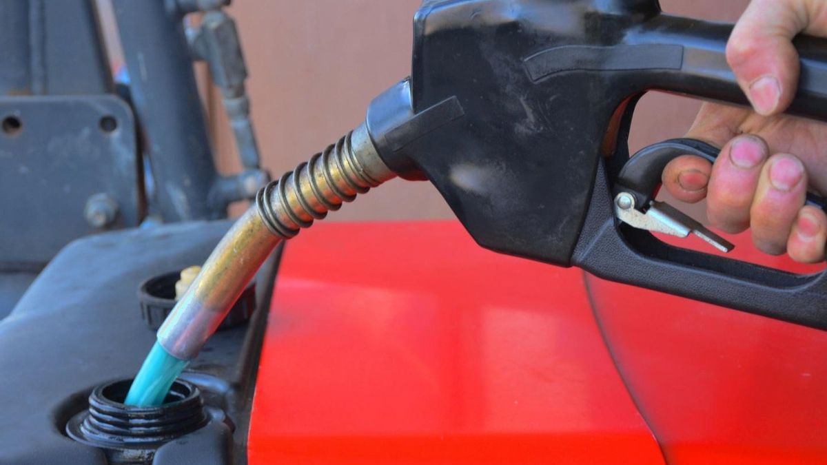 Repostaje de gasóleo agrícola, de color azul.