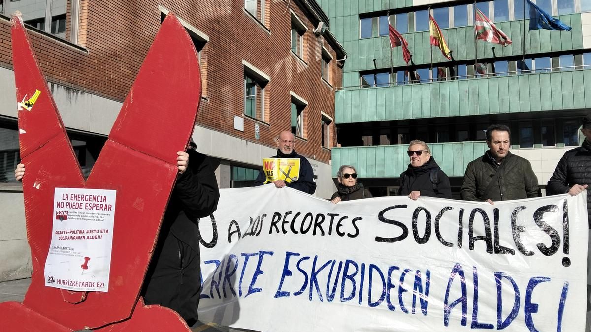 Denuncian que 3.200 familias de Barakaldo llevan cuatro meses de espera para cobrar ayudas de emergencia