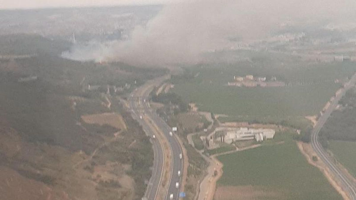 Cortada la AP-68 sentido Zaragoza por un incendio forestal cerca de Marqués de Vargas: medios aéreos y terrestres tratan de sofocarlo