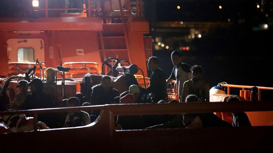 Rescatadas dos pateras, con un total de 12 niños a bordo, durante la noche de este viernes cerca de Canarias
