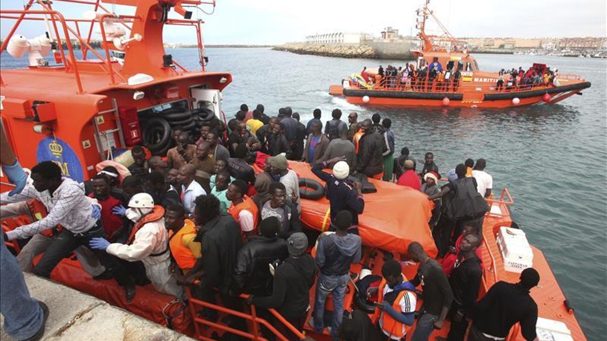 Más de 200 inmigrantes rescatados en una nueva oleada en el Estrecho