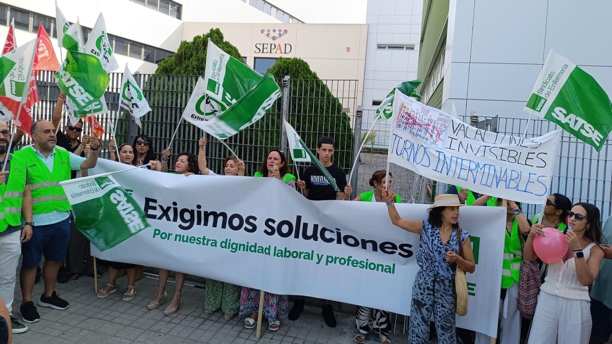 Los sindicatos se han manifestado frente a las puertas de SEPAD en Mérida para exigir que se mejoren las condiciones laboral del personal de Enfermería que se dedica a la Dependencia