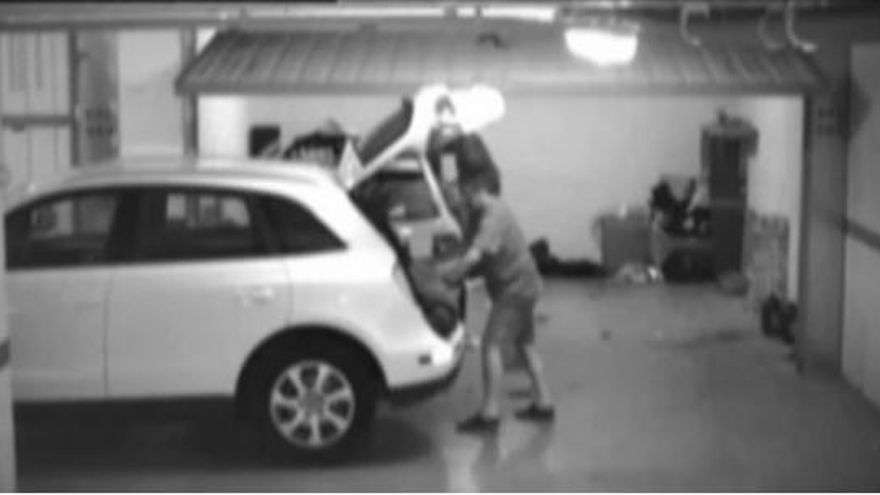 El exconseller y exalcalde de la Seu d'Urgell, Jordi Ausàs, cargando tabaco en el maletero de su vehículo, en una imagen que tomaron los Mossos durante su investigación.