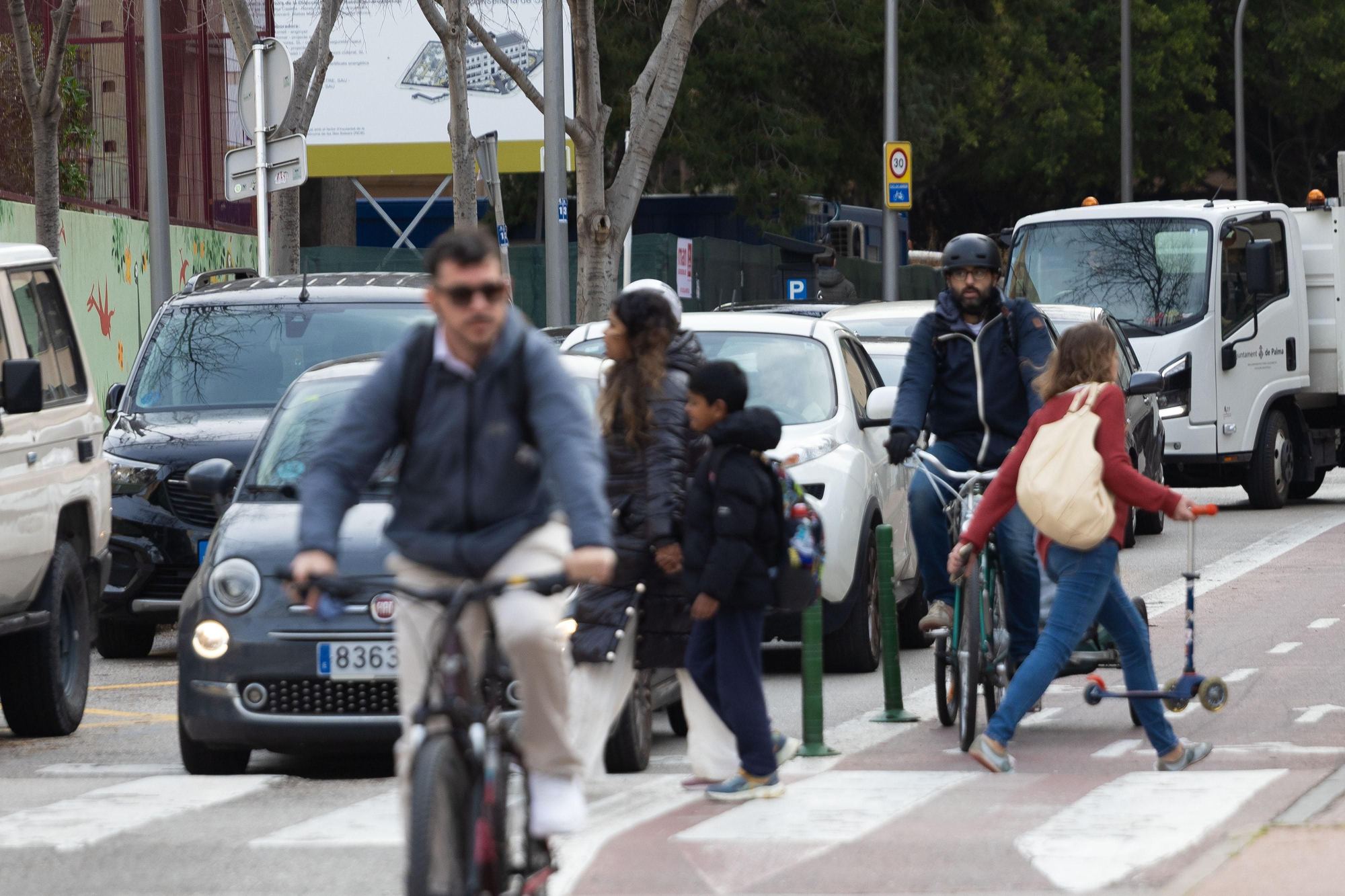 Exterior del colegio Aina Moll en hora punta