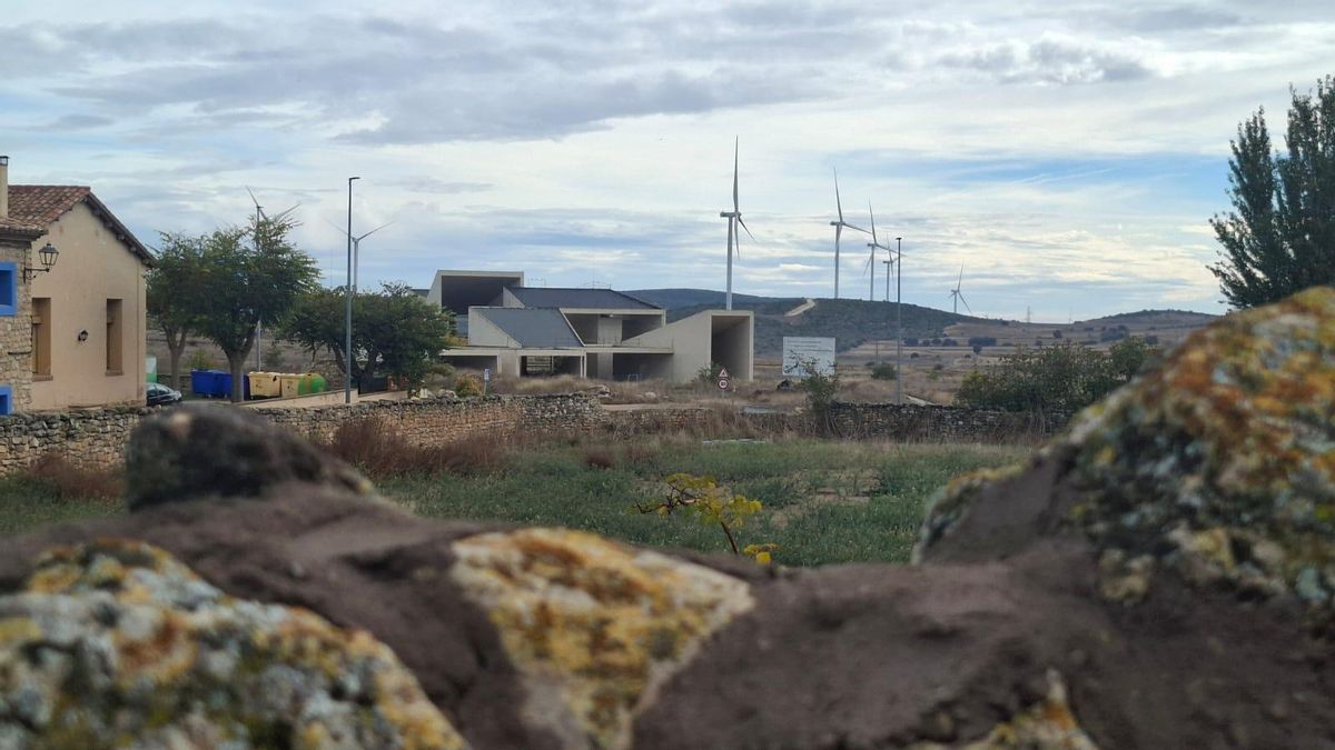 Fuendetodos y el Aragón rural: un emblema turístico con decenas de molinos de viento pero sin un solo bar