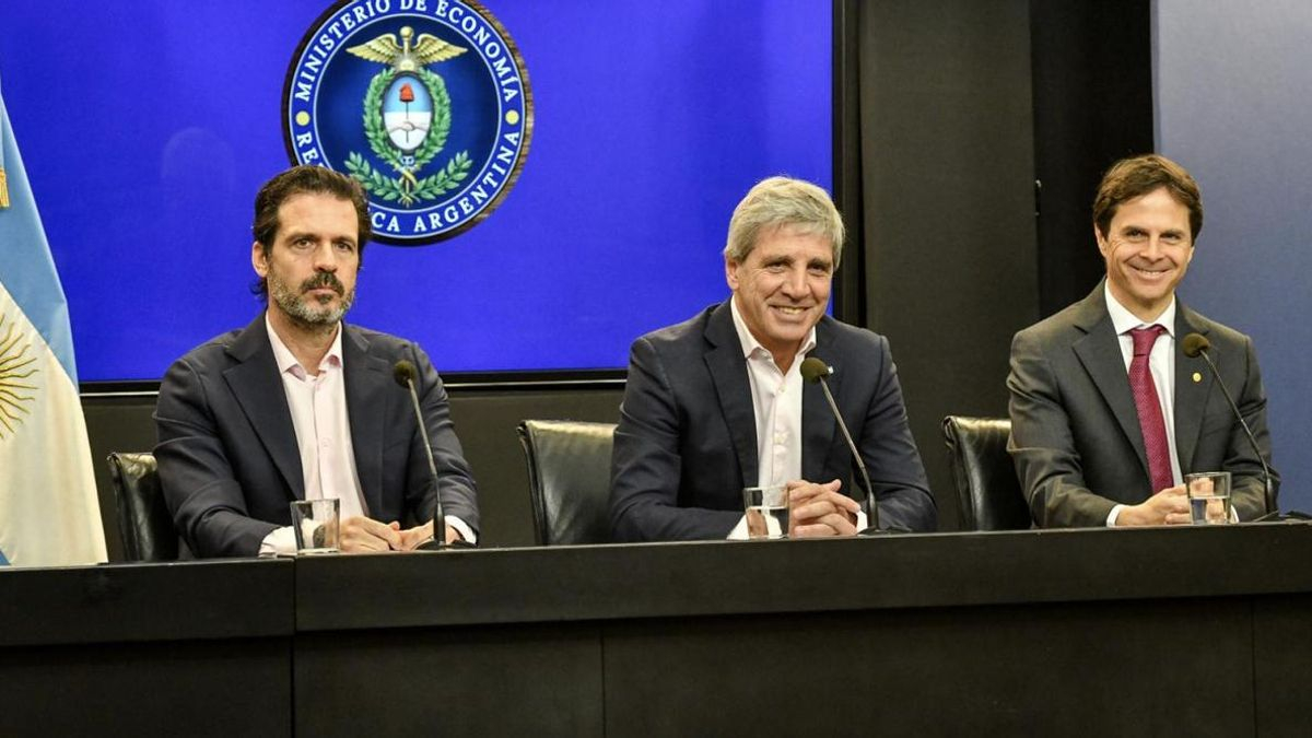 El ministro de Economía, Luis Caputo, junto al vicepresidente segundo del Banco Central de la República Argentina, Baltasar Romero Krause, y el director general del Fondo de Garantía de Sustentabilidad (FGS), Juan Cruz Micele, este miércoles.