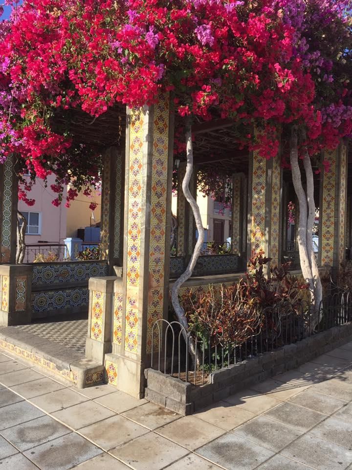 Pérgola  de azulejos sevillanos, en Tazacorte.