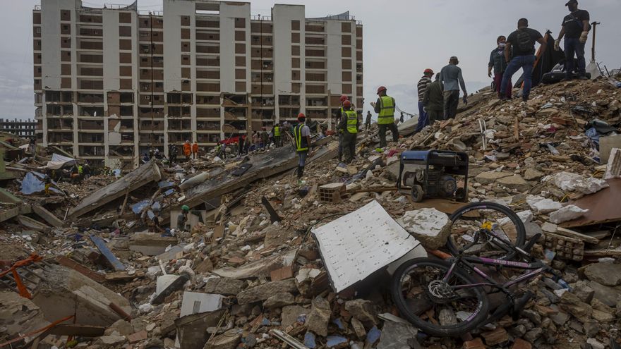 Voluntarios y rescatistas realizan labores de búsqueda en una zona un afectada por el doble terremoto del 24 de junio, este viernes, en Caraballeda, La Guaira (Venezuela).