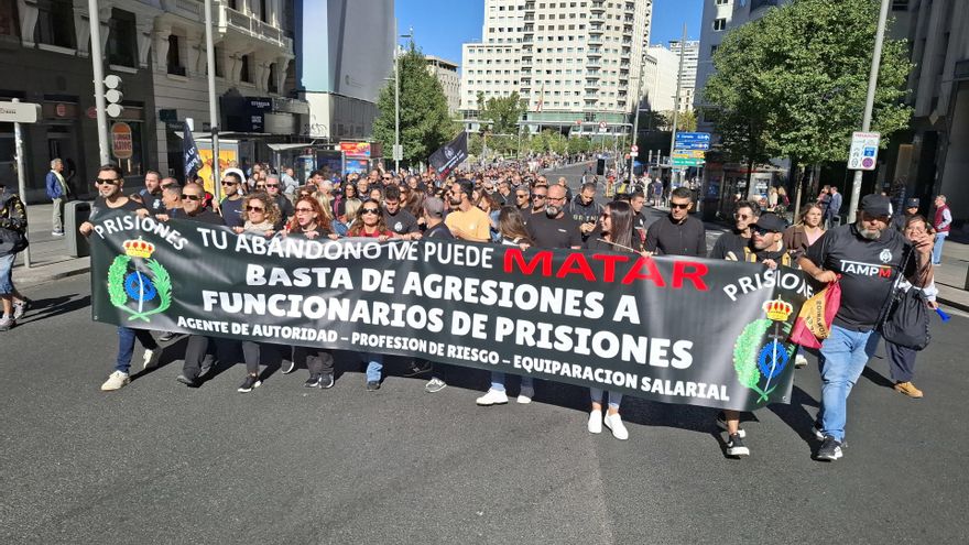 Cientos de funcionarios de prisiones convocados por TAMPM marchan desde Ferraz al Congreso para exigir el reconocimiento de agentes de autoridad