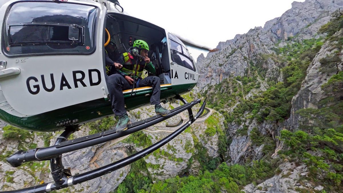 Helicóptero del Grupo de Rescate Especial de Intervención en Montaña (GREIM) de la Guardia Civil.