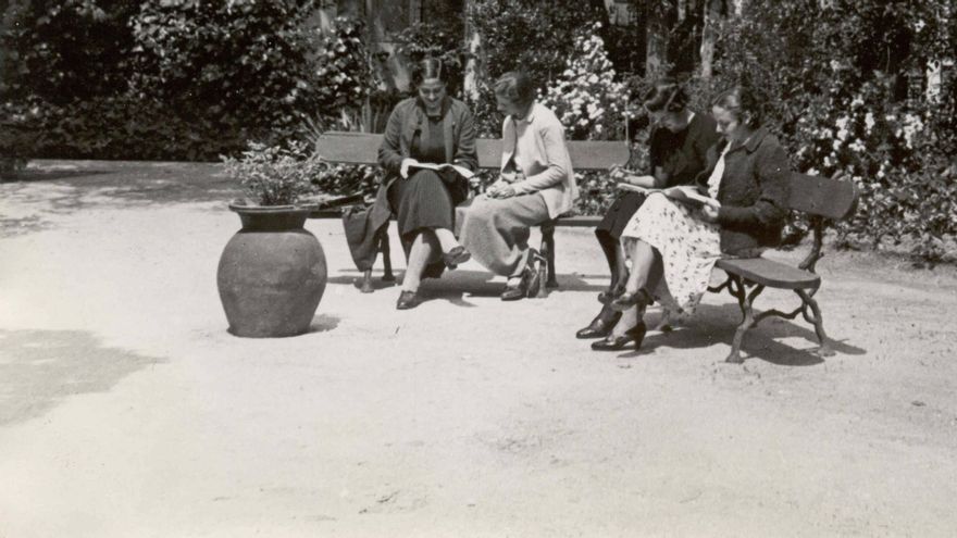 Estudiantes en el jardín de la Residencia de Señoritas