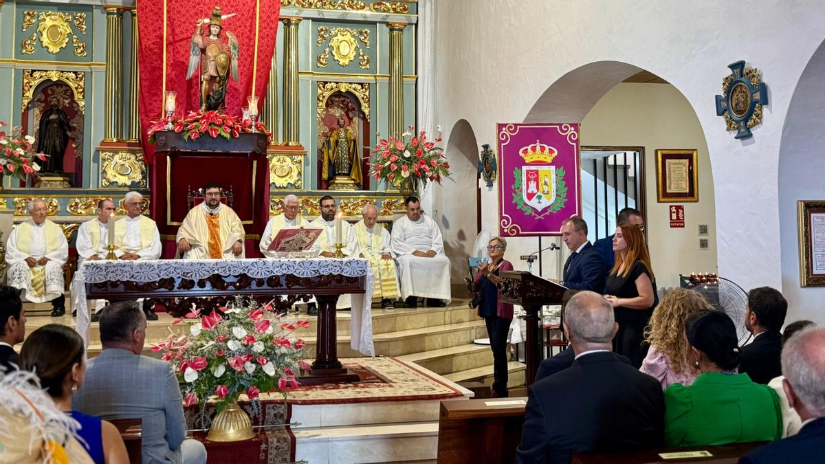 El presidente del Cabildo de La Palma, Sergio Rodríguez,  este lunes, en la ofrenda anual a San Miguel Arcángel,  Patrón de La Palma, en la Villa y Puerto de Tazacorte.
