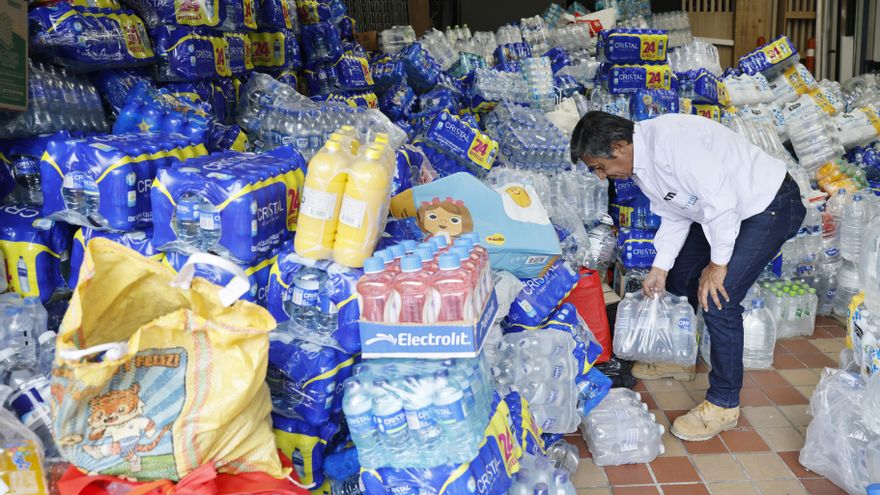 Un voluntario organiza este viernes donaciones para los damnificados por los dos terremotos ocurridos en Venezuela, en un centro de acopio en Bogotá (Colombia). EFE/ Carlos Ortega