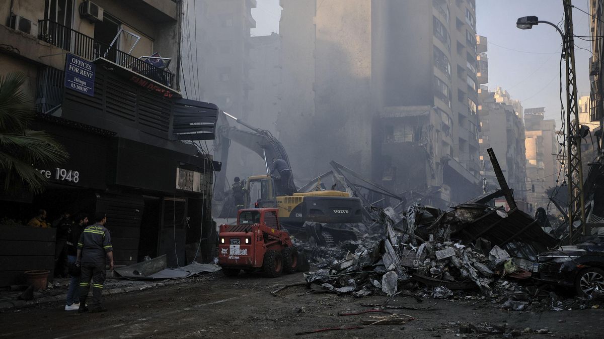 Equipos de rescate trabajan el barrio beirutí de Mazraa, en uno de los múltiples bombardeos israelíes que han azotado este miércoles Líbano. 