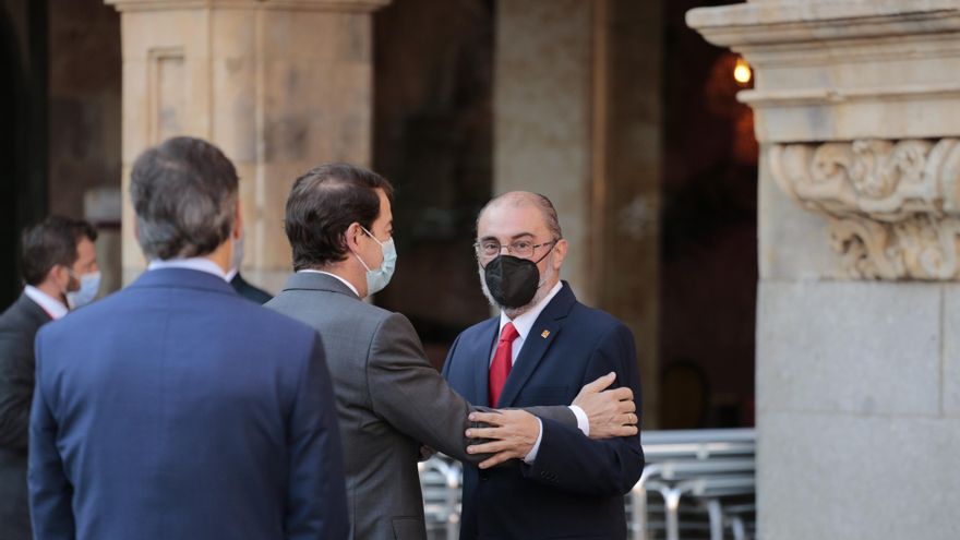 Archivo - El presidente de la Junta de Castilla y León, Alfonso Fernández Mañueco (i), conversa con el presidente de Aragón, Javier Lambán (d), en la XXIV Conferencia de Presidentes.