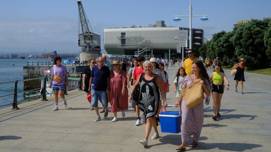 Turistas pasean por el paseo marítimo de Santander, a 10 de agosto de 2025, en Santander.