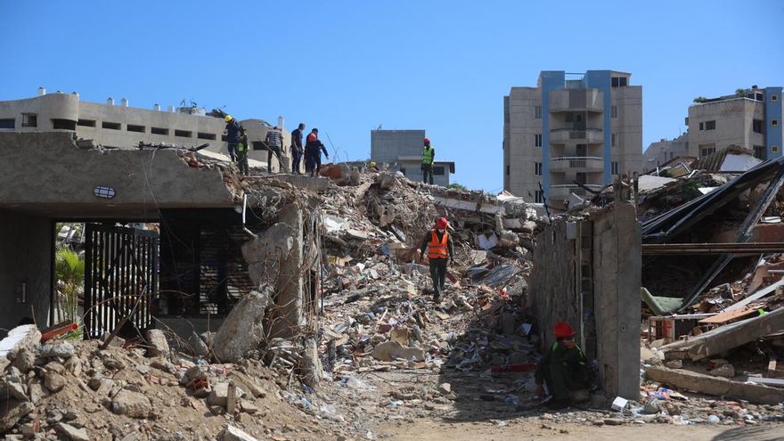 Fotografía que muestra escombros de un edificio afectado por el doble terremoto de magnitudes 7,2 y 7,5, este miércoles, en La Guaira (Venezuela).