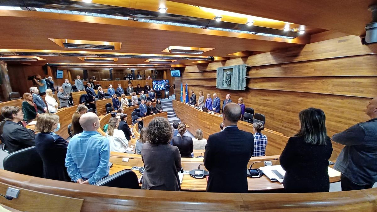Minuto de silencio en la Junta General del Principado