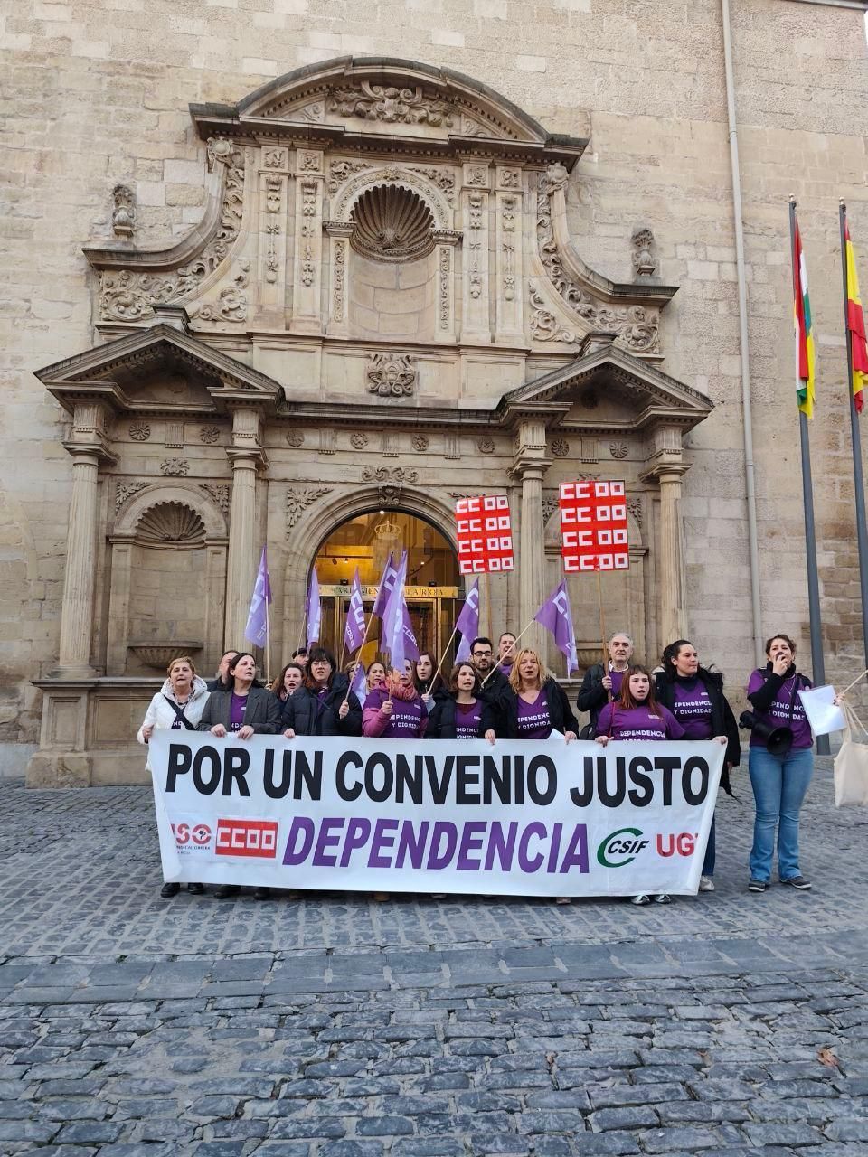 Concentración de trabajadoras de residencias frente al Parlamento de La Rioja