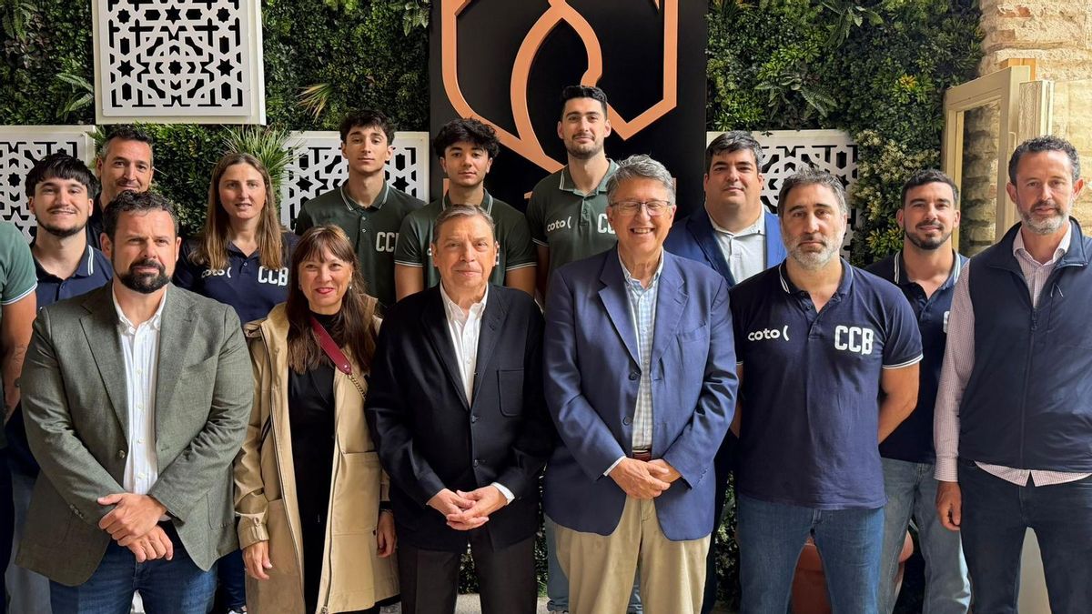 Luis Planas (3º izqda) posa en un acto en Córdoba este domingo.
