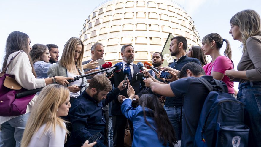 El presidente de Vox, Santiago Abascal, ofrece declaraciones a los medios tras presentar un recurso en el Tribunal Constitucional