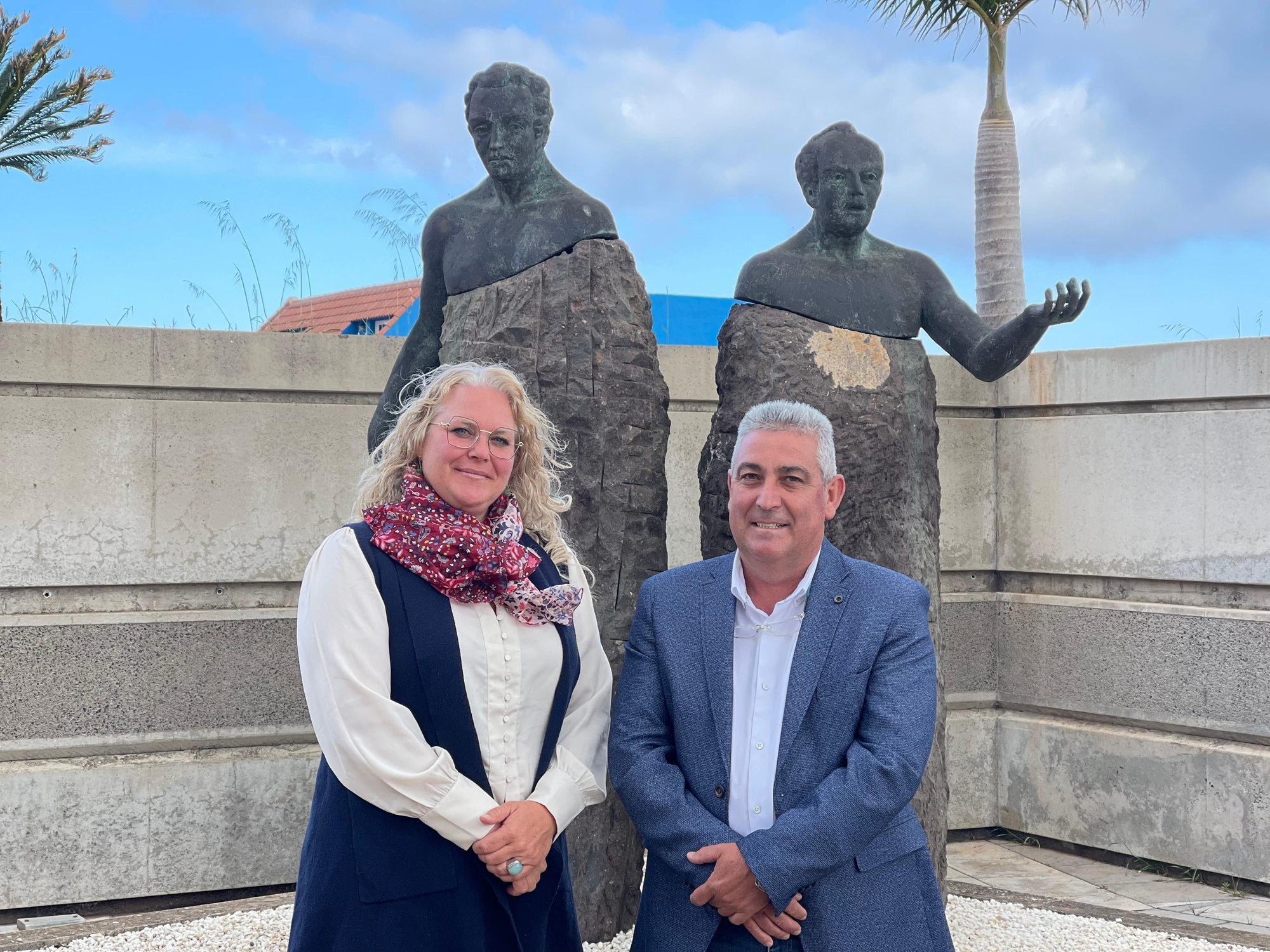 Daina Del Arcoiris Sgobino, concejala de Cultura, y José Ángel Sánchez, alcalde de la Villa de Garafía.