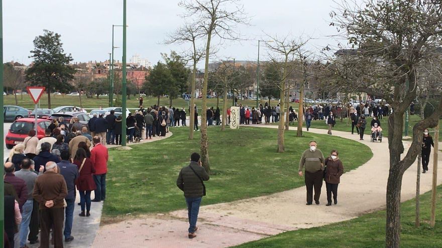 Una gran cola de mayores de 80 años desborda un centro de vacunación de Sevilla: "Pida la vez, da igual la hora que tenga"