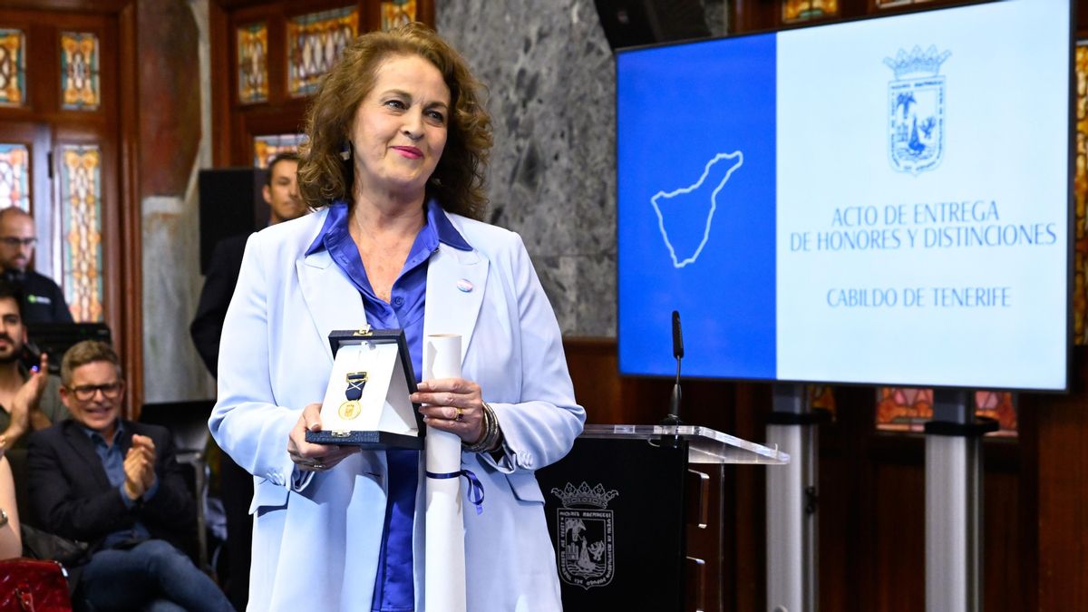 Carla Antonelli recibe la Medalla de Oro de Tenerife por su defensa de los derechos del colectivo LGBTIQA+