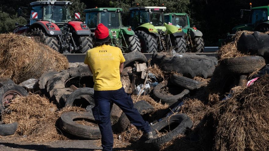 Tractores concentrados al lado de la autopista AP-7 a la altura de Pontós.