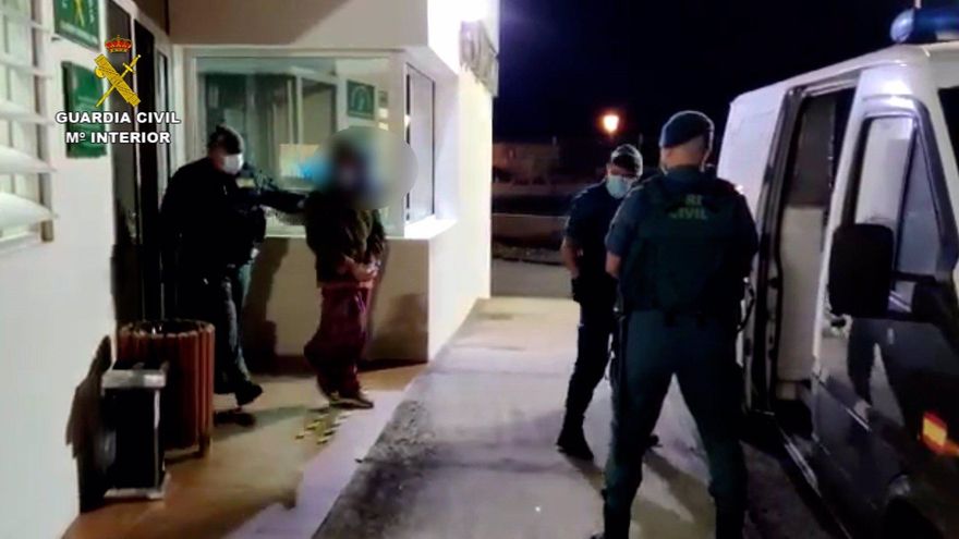 Los asistentes a una fiesta ilegal en Fuerteventura atacan con piedras a la Guardia Civil al grito de "pandemia de mierda"