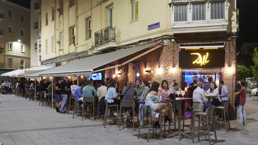 Ambiente en una calle de bares de Santander