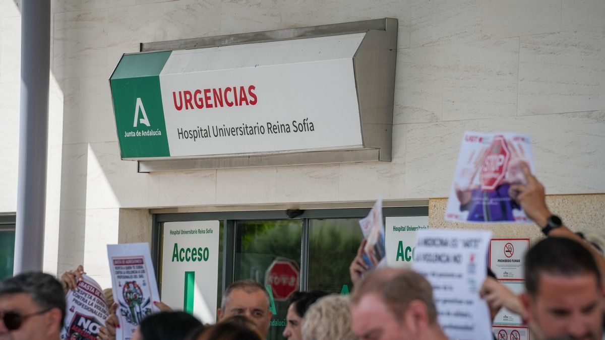 Representantes sindicales se concentran ante las Urgencias del Hospital Reina Sofía para protestar contra las agresiones a profesionales del SAS