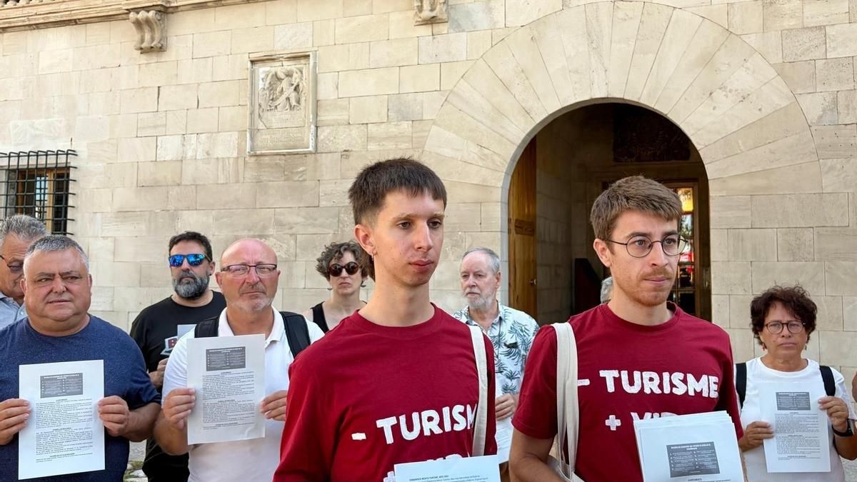 'Menys turisme, més vida' demana reduir places turístiques i talls d'aigua a grans consumidors en època de sequera